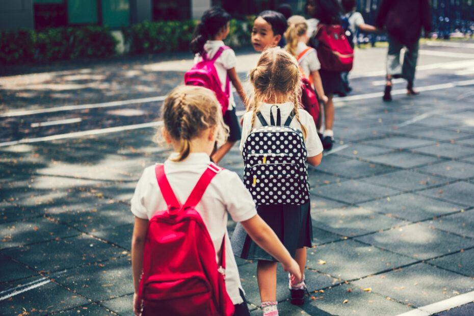 Enfants en sac à dos devant une école lyonnaise à la rentrée