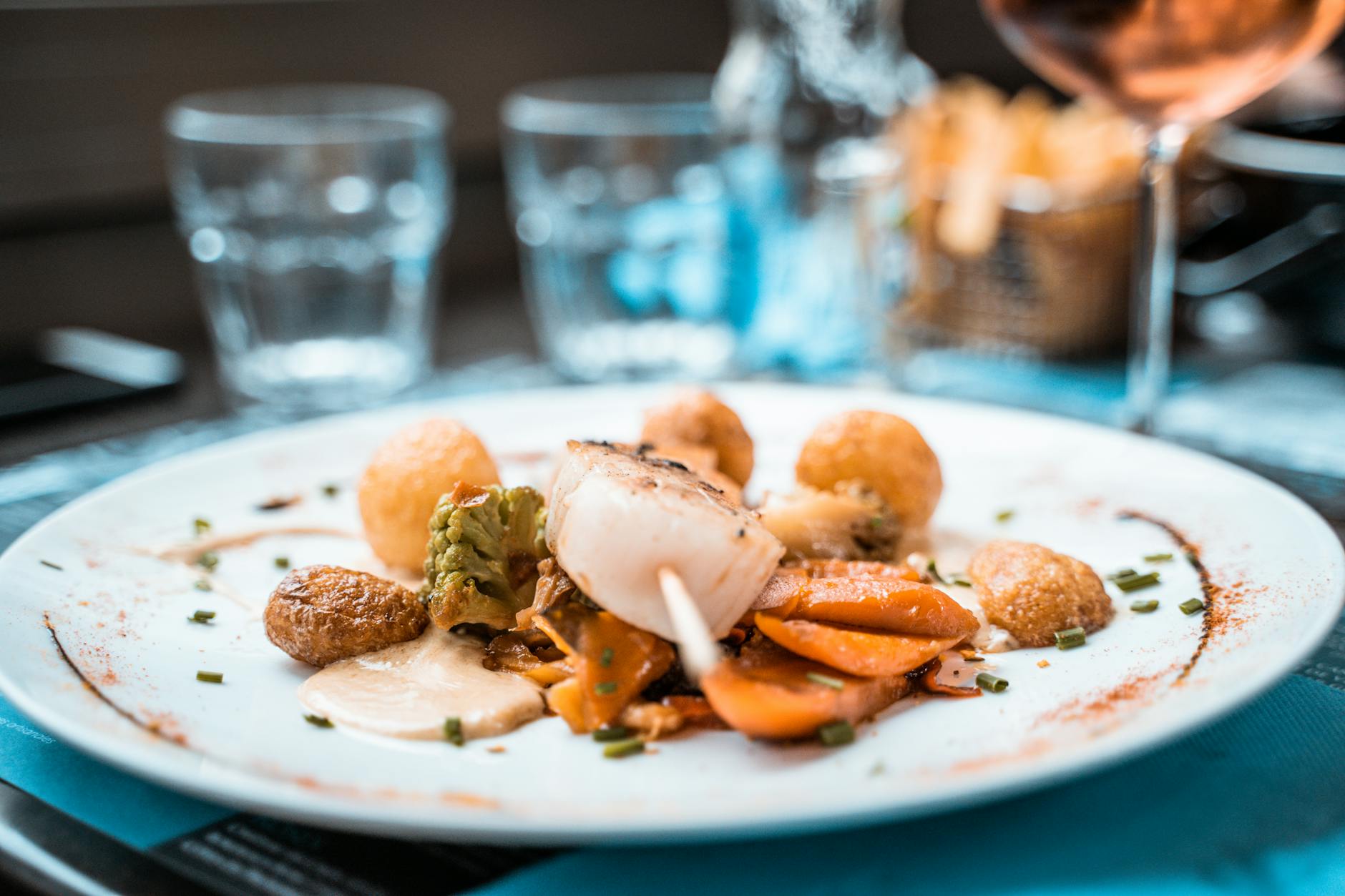 salle de restaurant élégante avec plats raffinés dans une ville de province française
