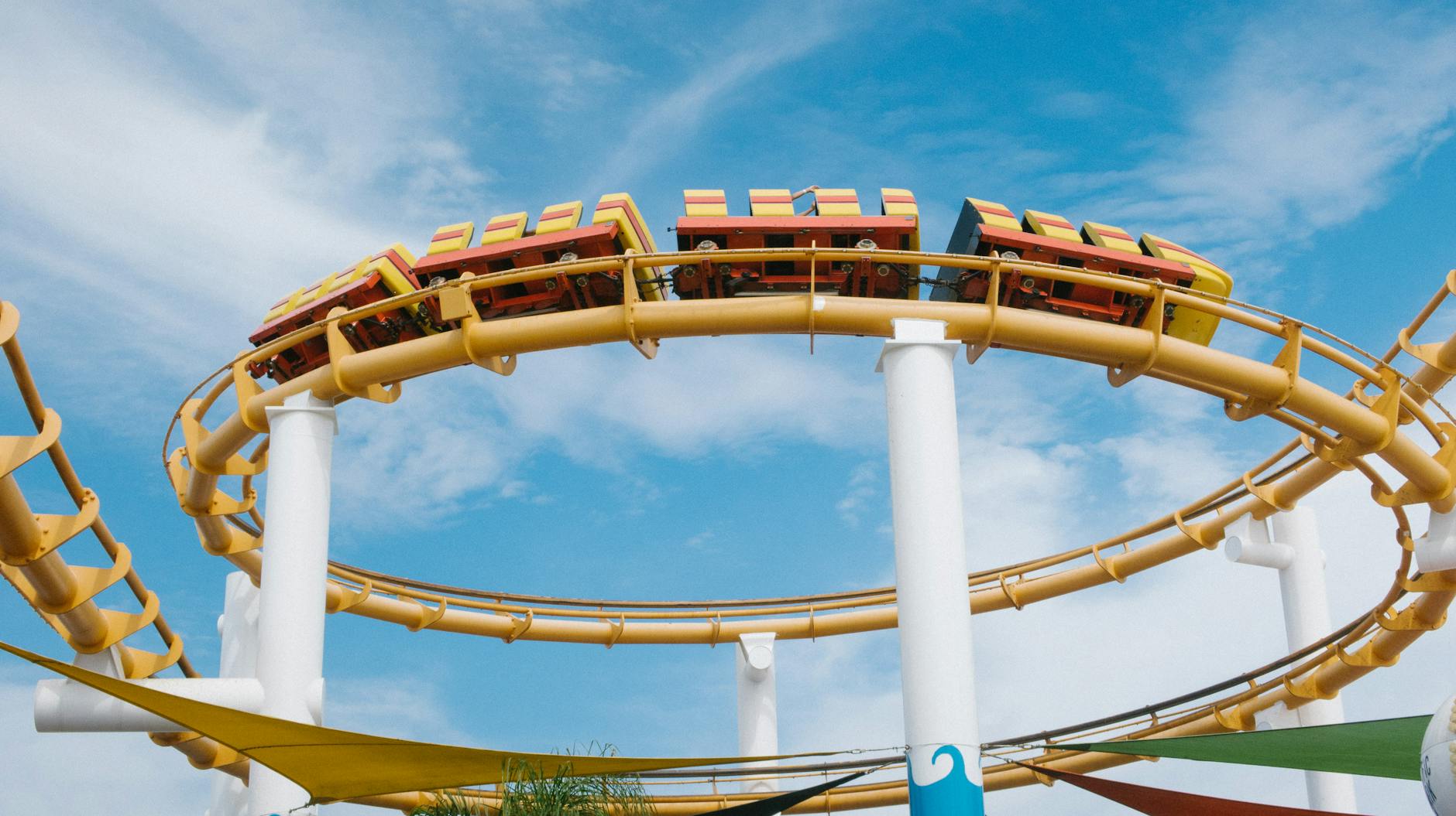 montagne russe à grande vitesse dans un parc d'attractions mondial