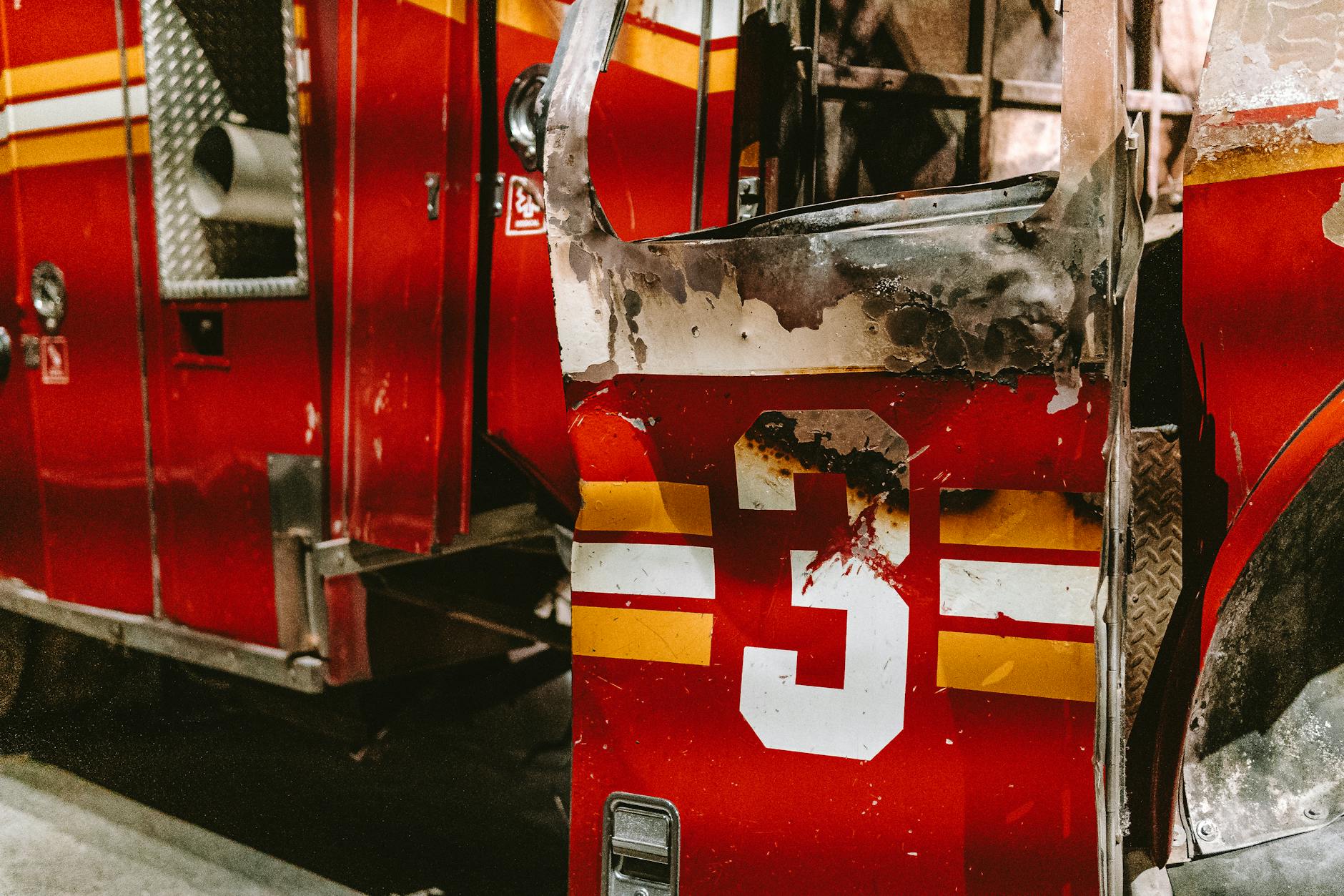 Vieux engins de pompiers alignés dans un musée historique français