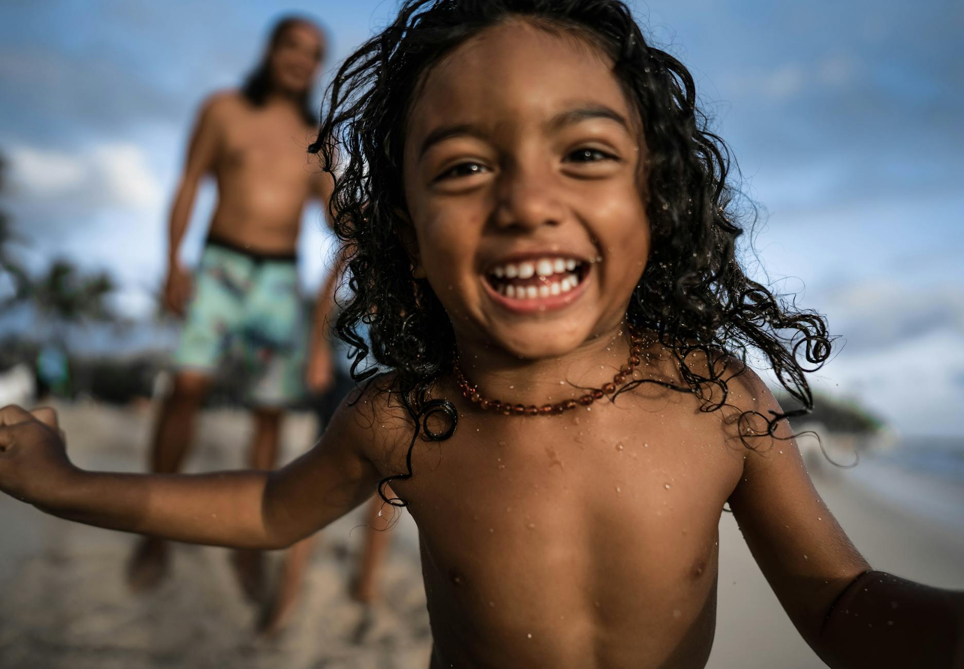Famille avec enfants sur une plage ensoleillée en février vacances