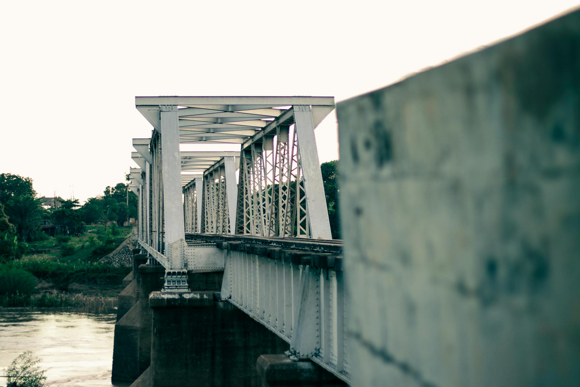 Vue du pont ferroviaire de Kanchanaburi sur la rivière Kwai en Thaïlande