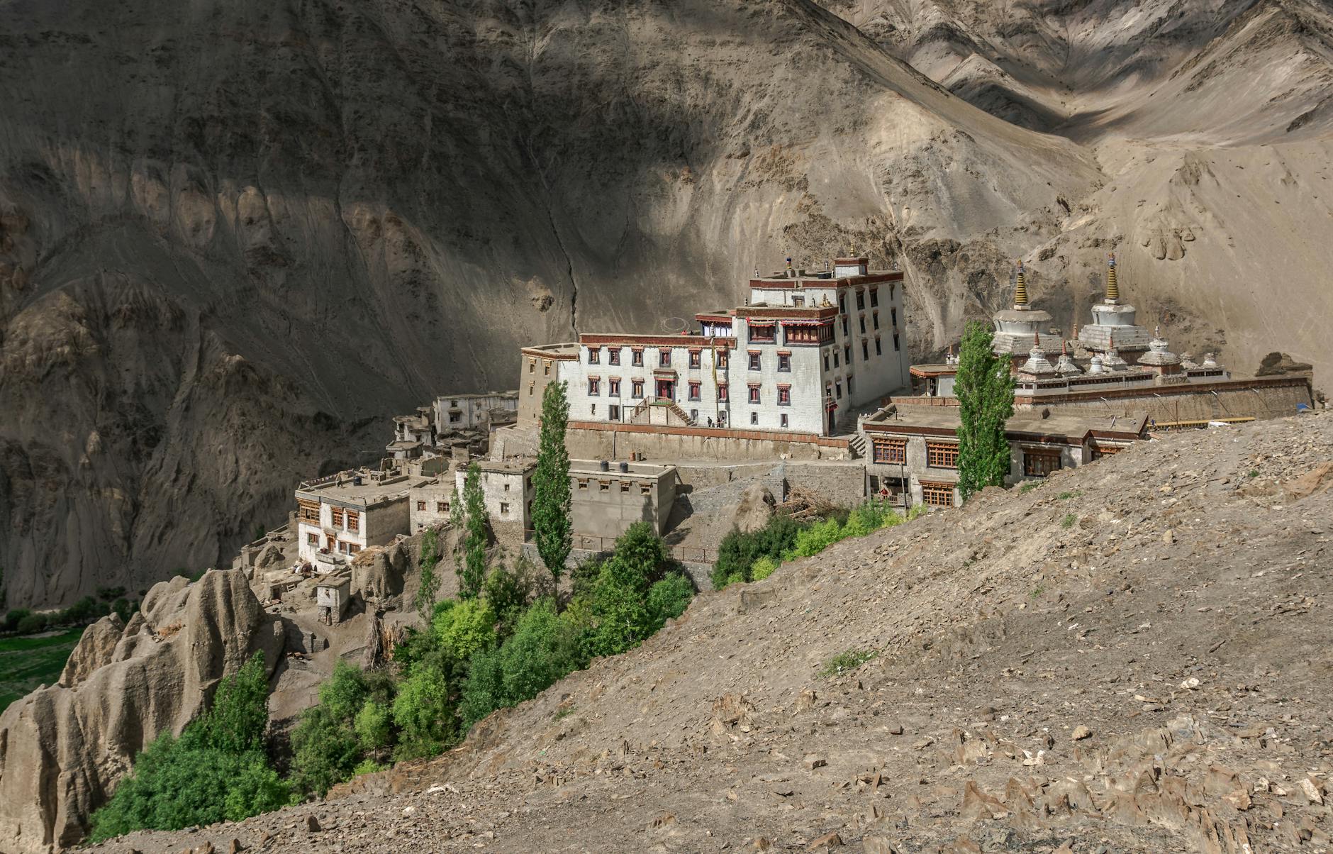Façade du monastère de la Grande Chartreuse dans le massif alpin enneigé