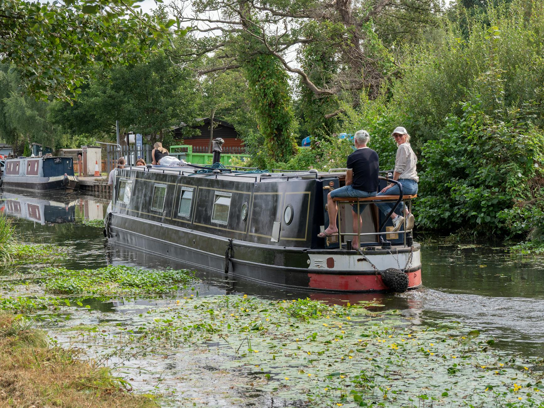 Cycliste sur le chemin de halage du canal de Nantes à Brest en Bretagne