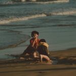 Famille avec enfants sur une plage de sable doré en Espagne