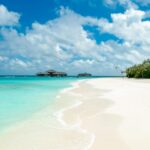 Plage ensoleillée en février avec transats vides et mer turquoise