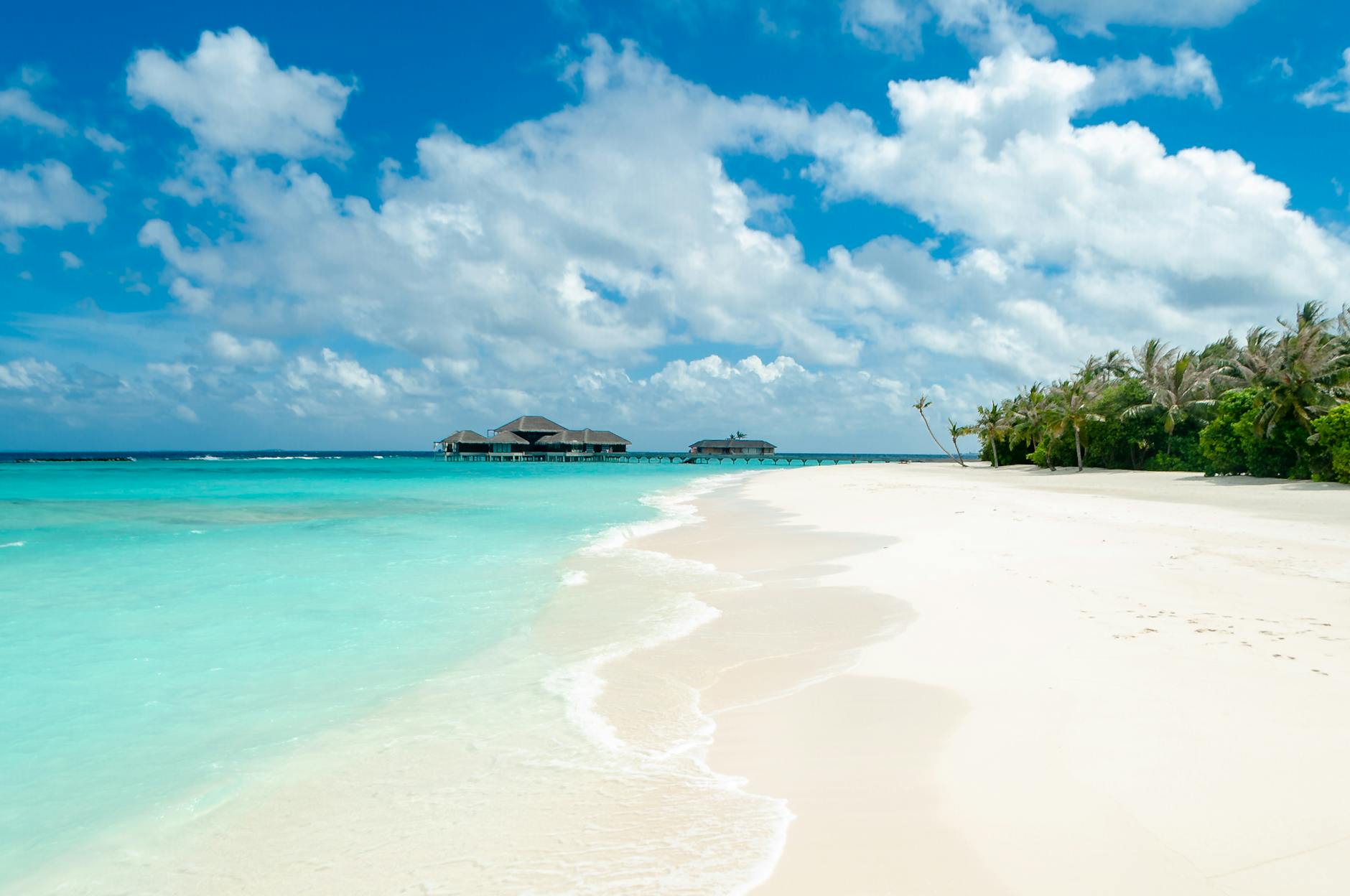 Où partir au soleil en février pas cher : 10 destinations comparées pour un hiver réussi ?