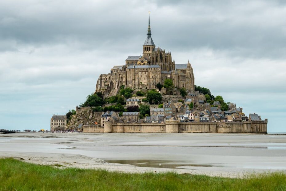 Vue aérienne du Mont-Saint-Michel entouré par la baie à marée haute, Normandie