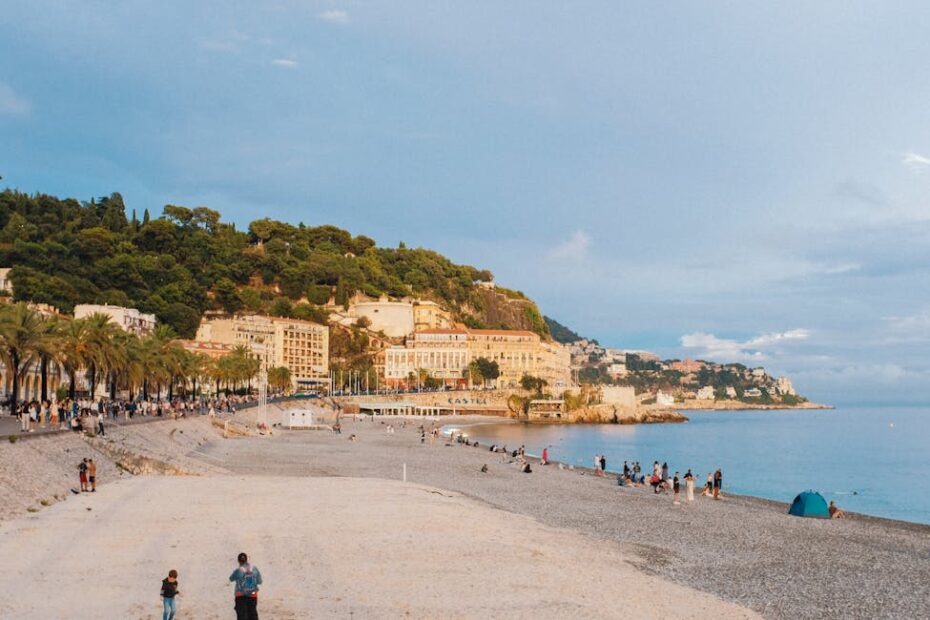 Famille sur une plage déserte en France observant l'horizon en été