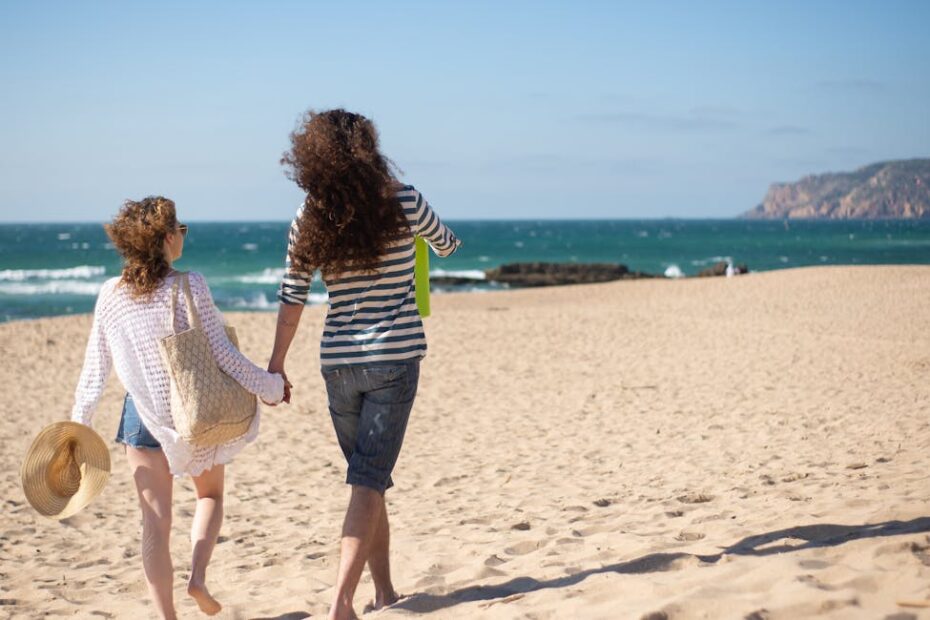 Couple sur une plage méditerranéenne avec valises, vacances tout compris abordables