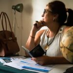 Mains posant un passeport biométrique français sur un bureau de mairie