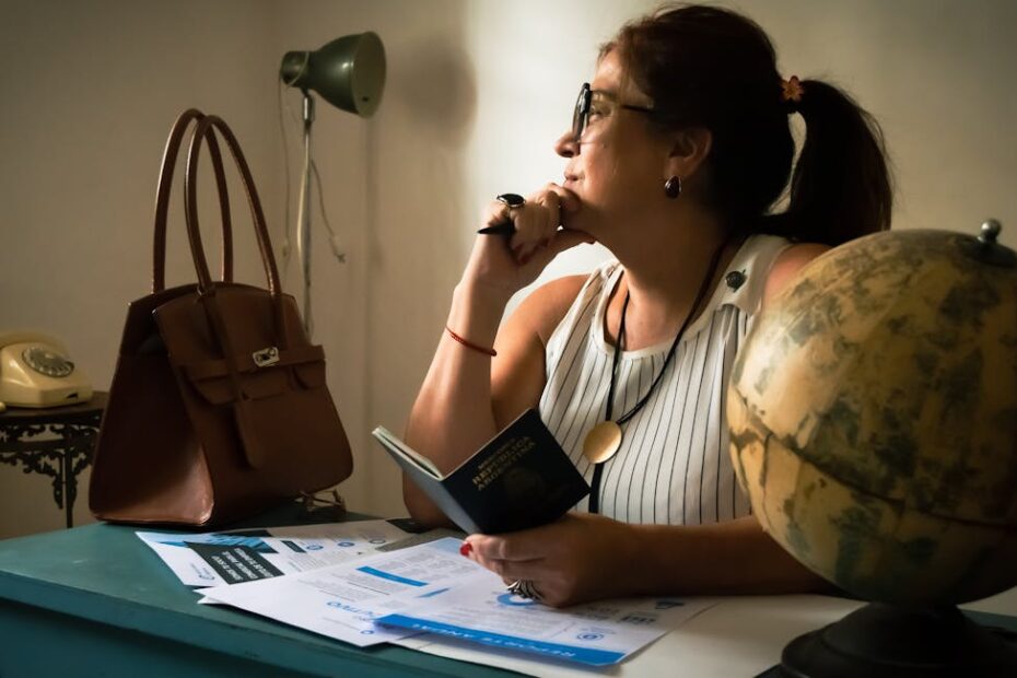 Mains posant un passeport biométrique français sur un bureau de mairie