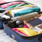 Valise ouverte prête pour une semaine de vacances ensoleillées