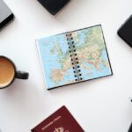Passeport français posé sur une carte du Maroc avant un voyage