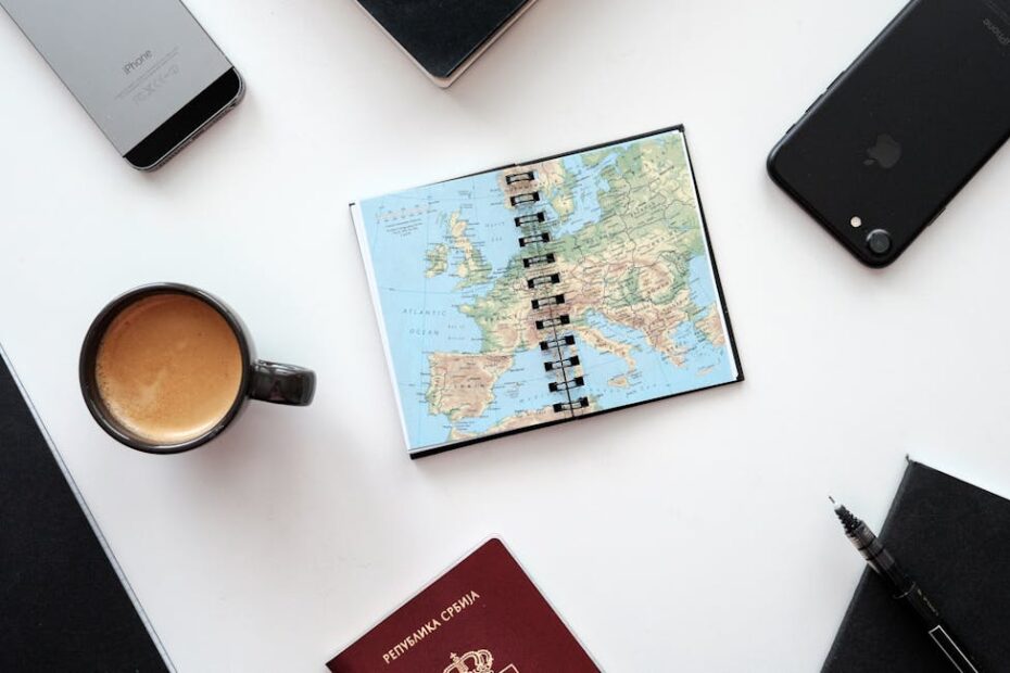 Passeport français posé sur une carte du Maroc avant un voyage
