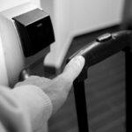 Mains réglant le cadenas à combinaison d'une valise de voyage