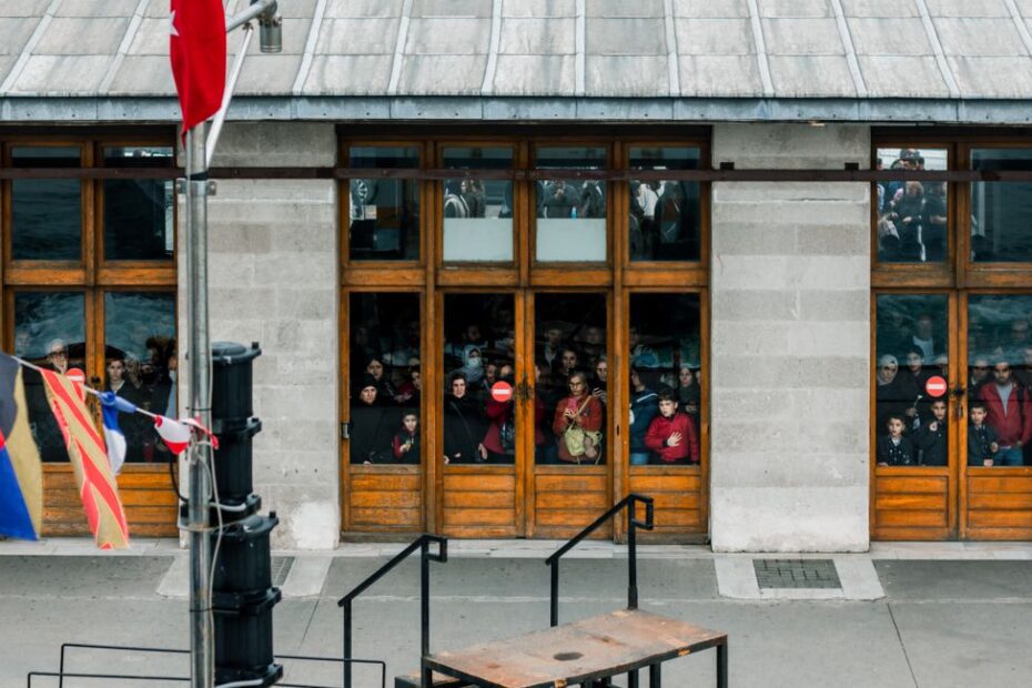File d'attente devant un consulat algérien en banlieue parisienne