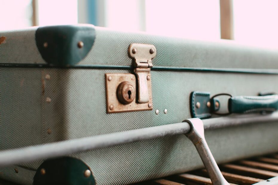 Mains qui manipulent les molettes d'une valise Samsonite bloquée