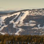 Pistes enneigées de Camurac dans les Pyrénées audoises en hiver