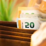 Billets de francs suisses et d'euros posés sur une carte de la Suisse