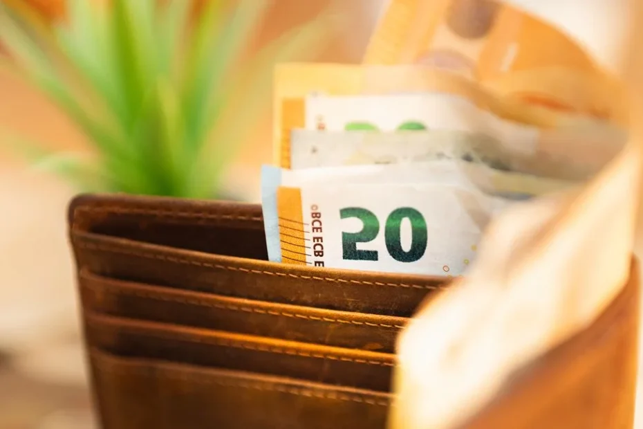 Billets de francs suisses et d'euros posés sur une carte de la Suisse