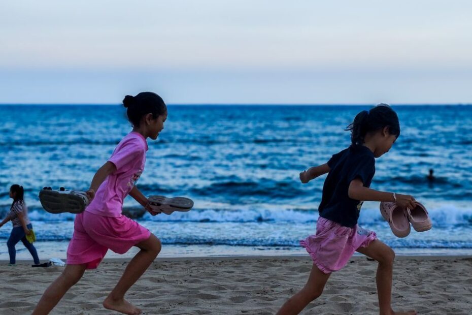 Enfants en activité nautique sur une plage bretonne lors d'une colonie de vacances