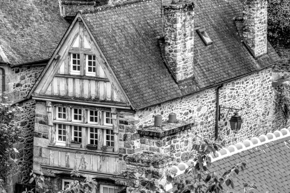 Façade en pierre d'une chambre d'hôtes de campagne française avec jardin fleuri