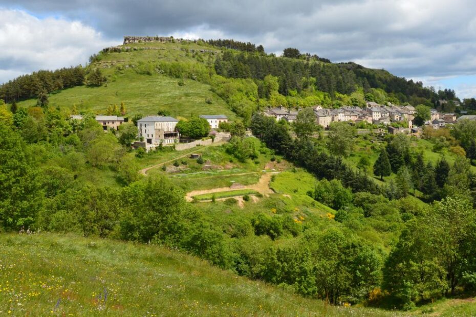 Famille nombreuse installée devant un grand gîte rural en France avec enfants jouant dans le jardin