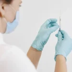 Infirmière administrant un vaccin à un enfant de 6 ans en cabinet médical