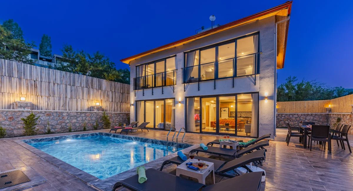 Piscine privée en location vacances : ce que personne ne vous dit vraiment