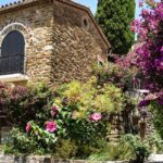 Mas provençal en pierre blonde avec piscine sous le soleil du Vaucluse