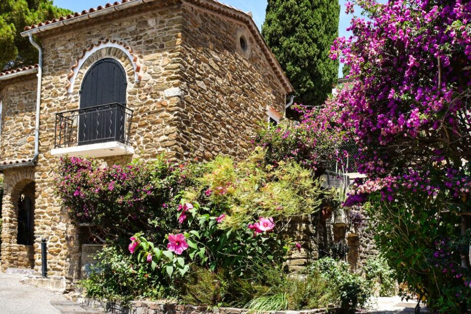 Mas provençal en pierre blonde avec piscine sous le soleil du Vaucluse