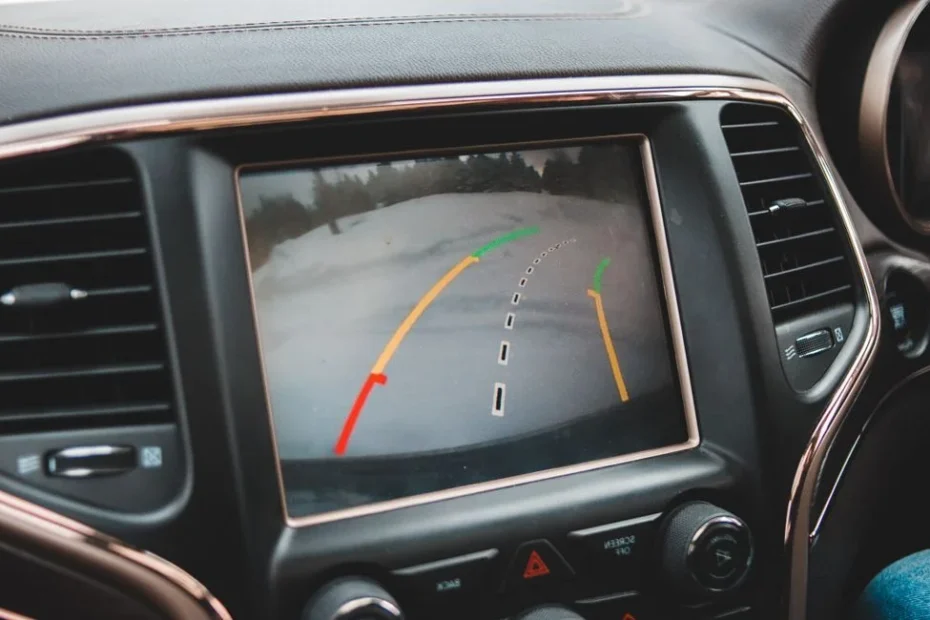 Smartphone affichant un itinéraire Google Maps sur tableau de bord voiture