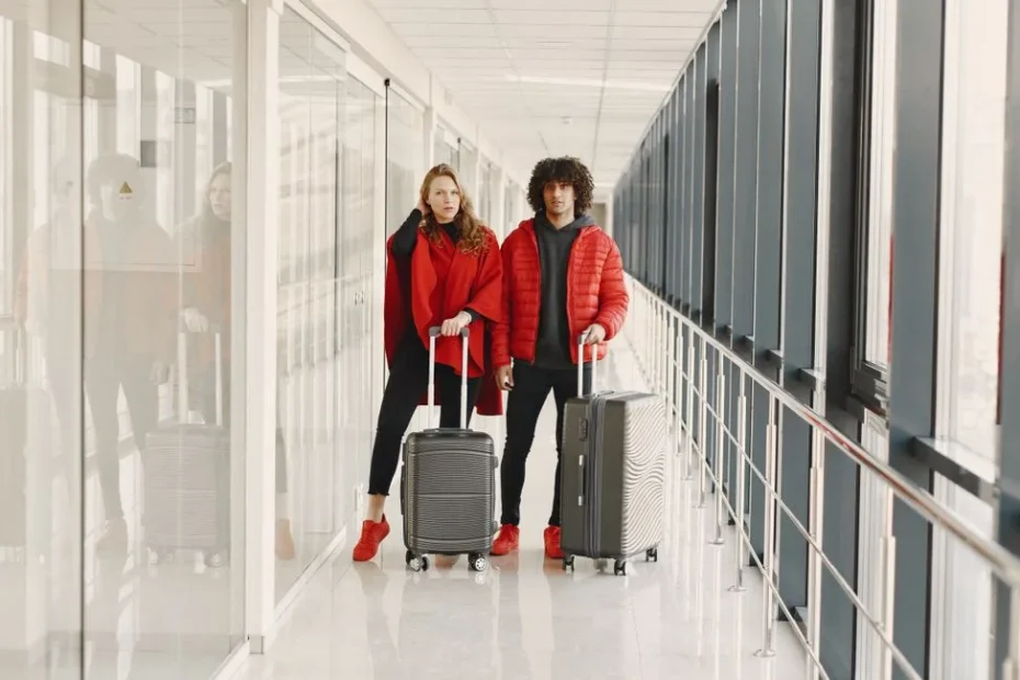 Valise posée sur un tapis roulant d'aéroport avant embarquement soute