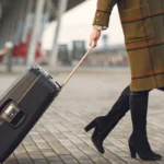 Valise posée sur une balance à l'aéroport avant enregistrement Air France
