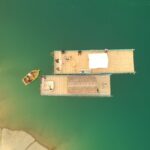 Bateau électrique naviguant sur le lac de Sainte-Croix aux Gorges du Verdon
