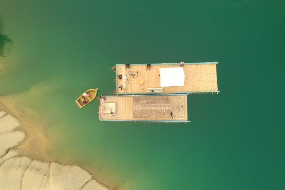 Bateau électrique naviguant sur le lac de Sainte-Croix aux Gorges du Verdon