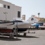 Plage volcanique aux Canaries avec hôtel tout compris en bord de mer