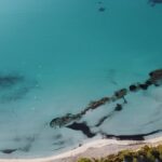 Plage de sable blanc en Corse avec club de vacances tout compris au bord de l'eau