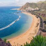 Piscine à débordement face à l'océan Atlantique dans un resort tout compris à Tenerife