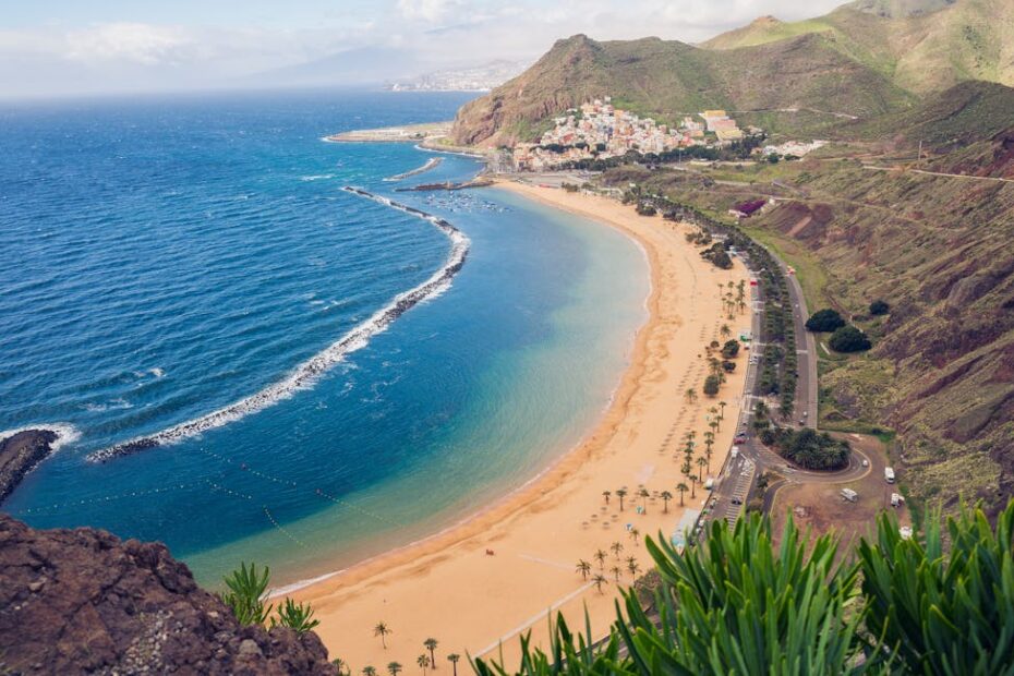 Piscine à débordement face à l'océan Atlantique dans un resort tout compris à Tenerife