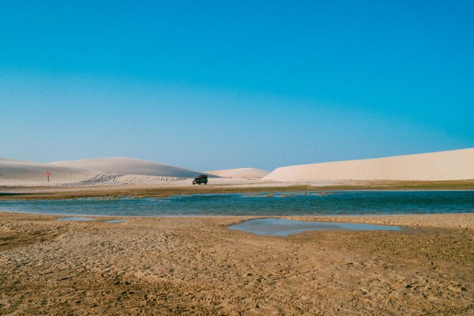 Vue aérienne du parking principal de la dune du Pilat en été avec files de voitures