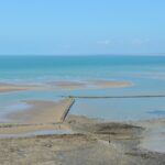 Ciel nuageux au-dessus des falaises normandes en bord de Manche