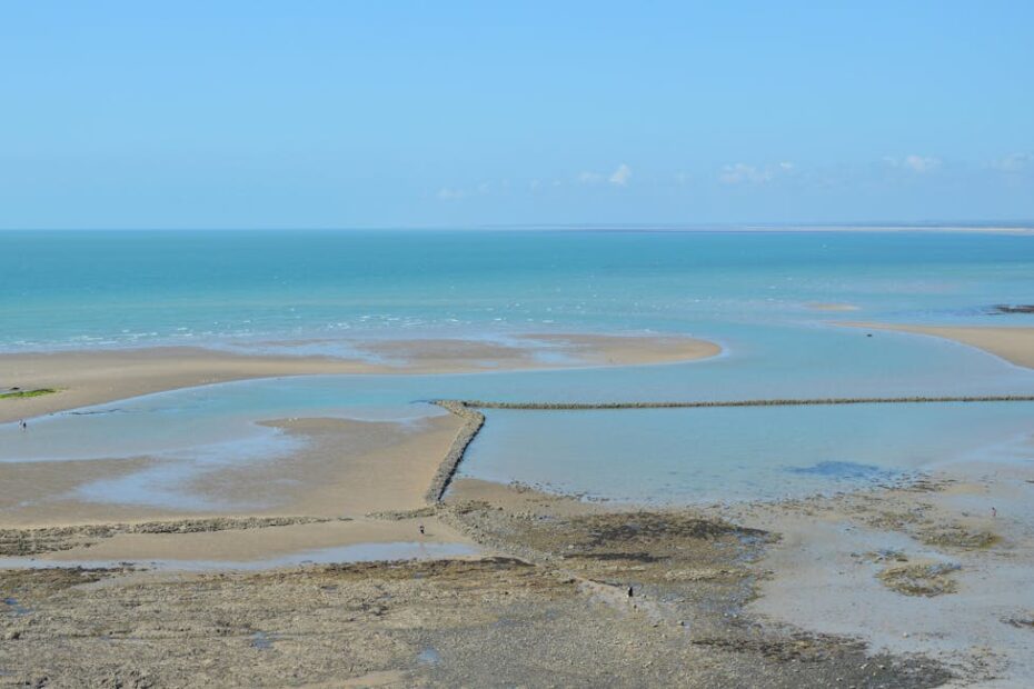 Ciel nuageux au-dessus des falaises normandes en bord de Manche