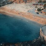 Plage de sable doré aux Canaries avec hôtel resort en arrière-plan