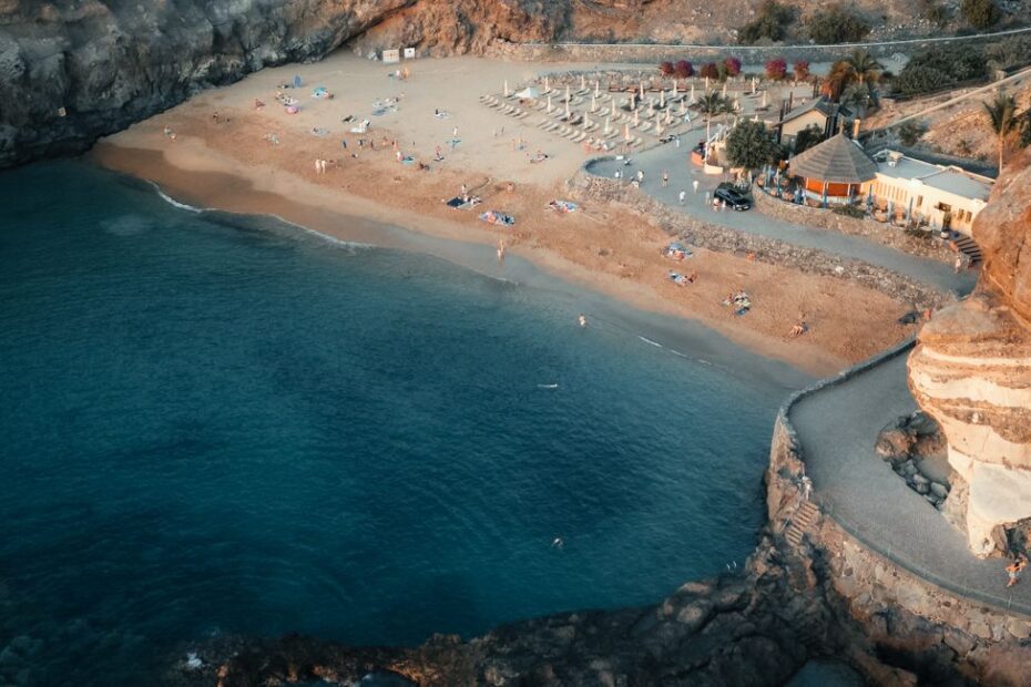 Plage de sable doré aux Canaries avec hôtel resort en arrière-plan