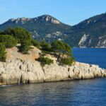 Vue aérienne de la calanque de Port Miou et ses eaux turquoise depuis les falaises calcaires de Cassis