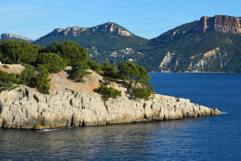 Vue aérienne de la calanque de Port Miou et ses eaux turquoise depuis les falaises calcaires de Cassis