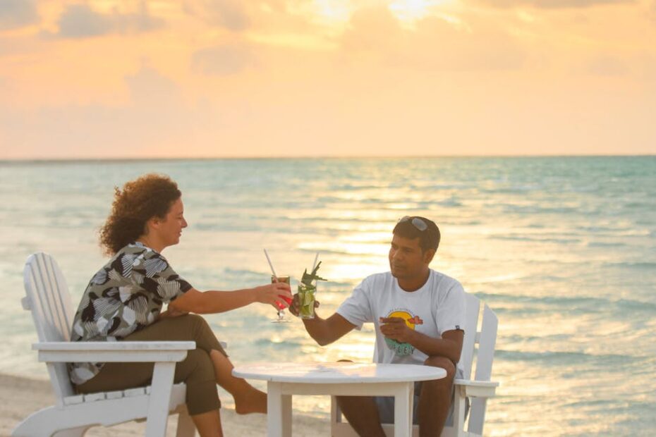 Couple sur une plage ensoleillée avec valises, départ last minute tout inclus