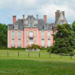 Façade classique du château de Dampierre dans la vallée de Chevreuse au printemps